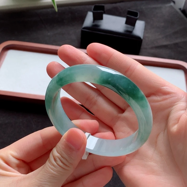 翡翠手镯未镶嵌手镯