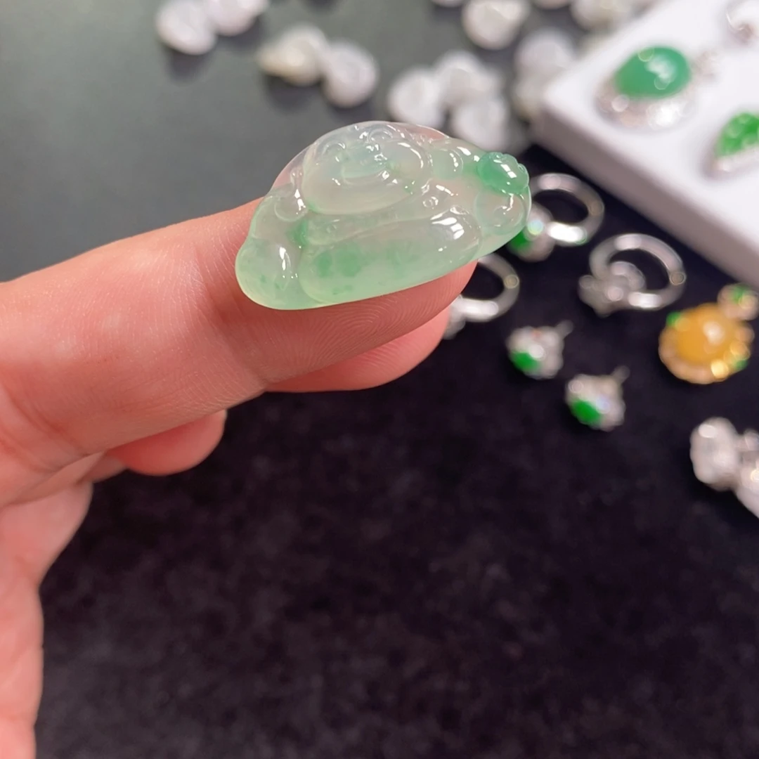 翡翠裸石绿底带色佛公