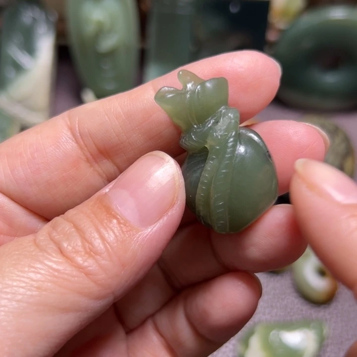 盼***望颈饰未镶嵌岫岩河磨玉（透闪石质玉）
