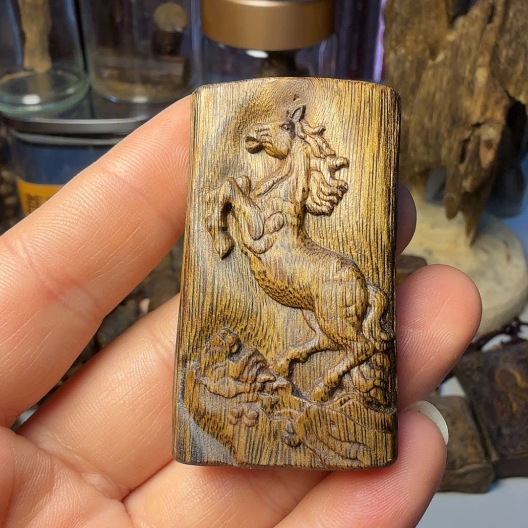 吊坠沉香海南老白棋马雕刻牌11.2克