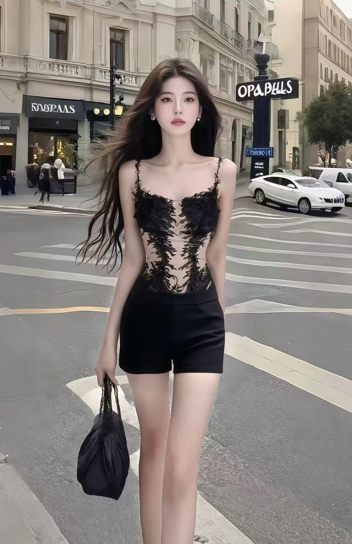 轻奢高端大气设计感黑色U领修身吊带上衣+黑色百搭短裤女两件套