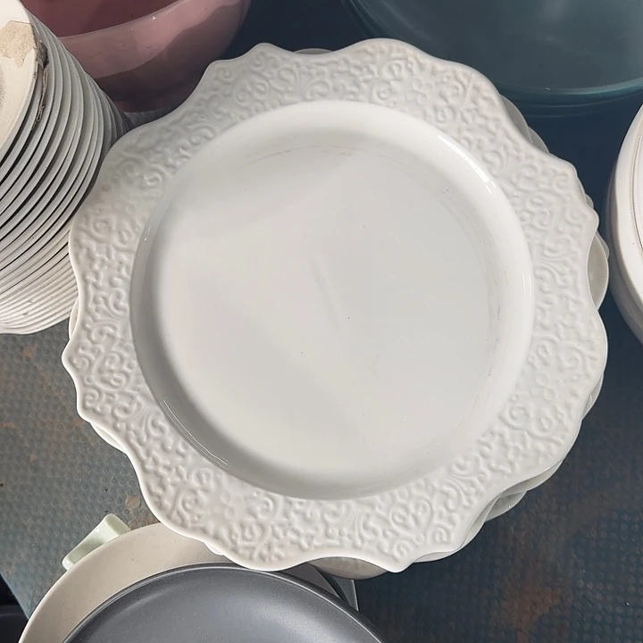 瓷10 英寸 浮雕花瓣盘 2 个