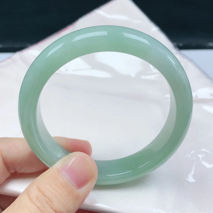 翡翠手镯未镶嵌天然翡翠手镯