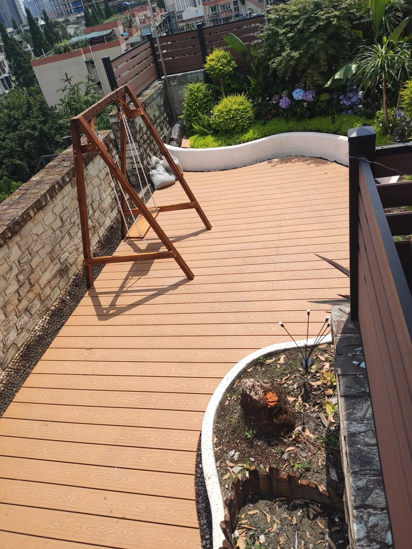 户外庭院露台栈道木纹圆孔塑木批发地板塑木户外地板（咨询后下单）