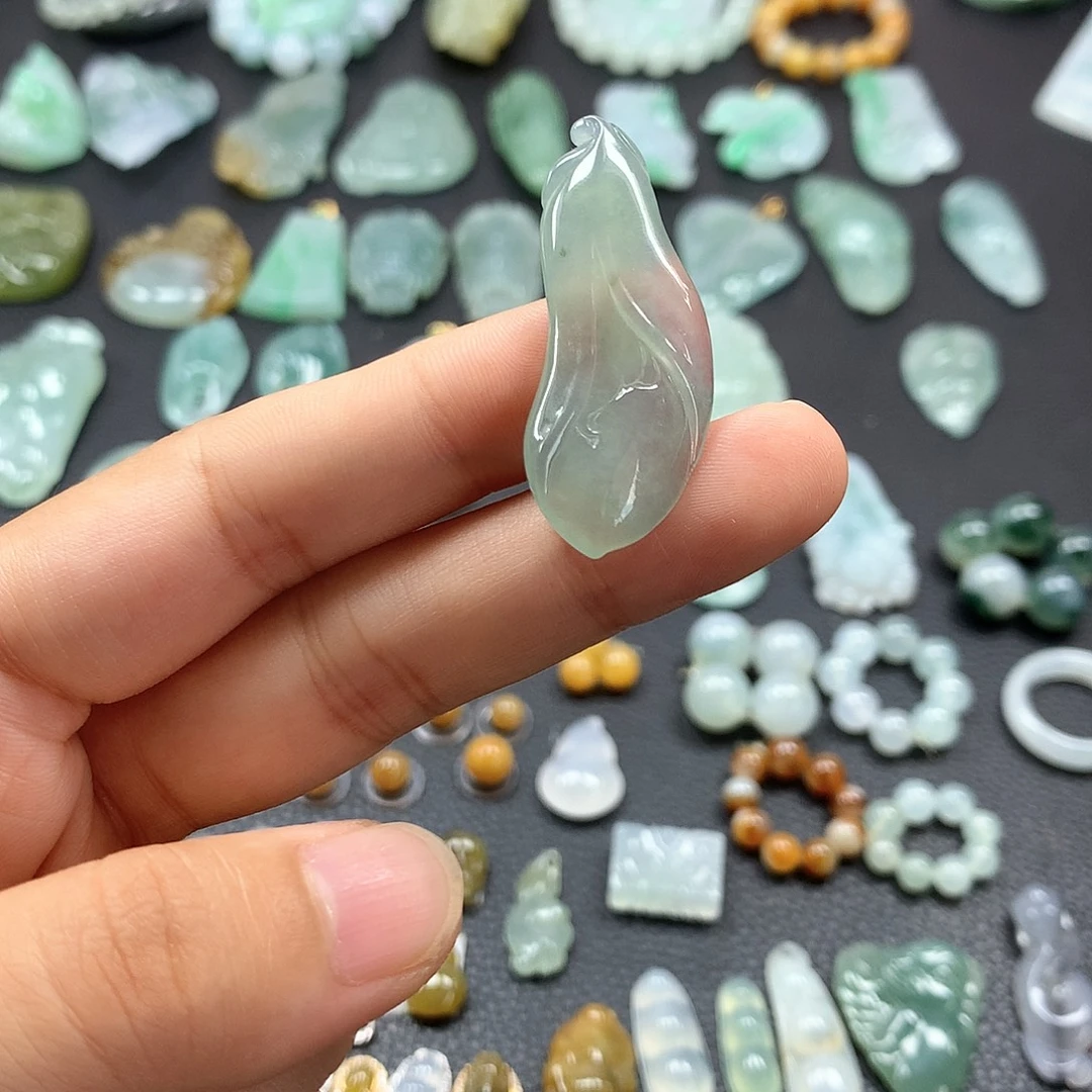 翡翠未镶嵌颈饰玉兰花