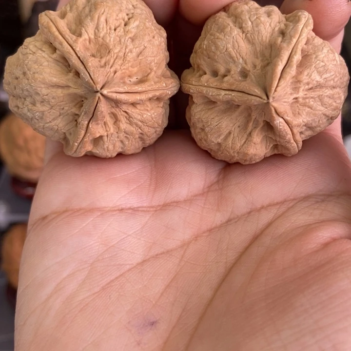 文玩核桃吊坠8有沙眼不退不换