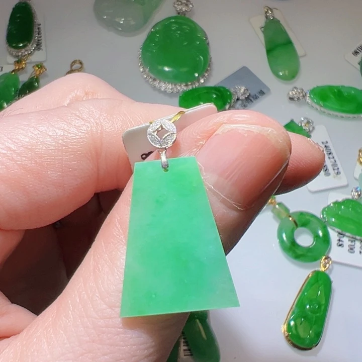 颈饰18K金镶嵌翡翠