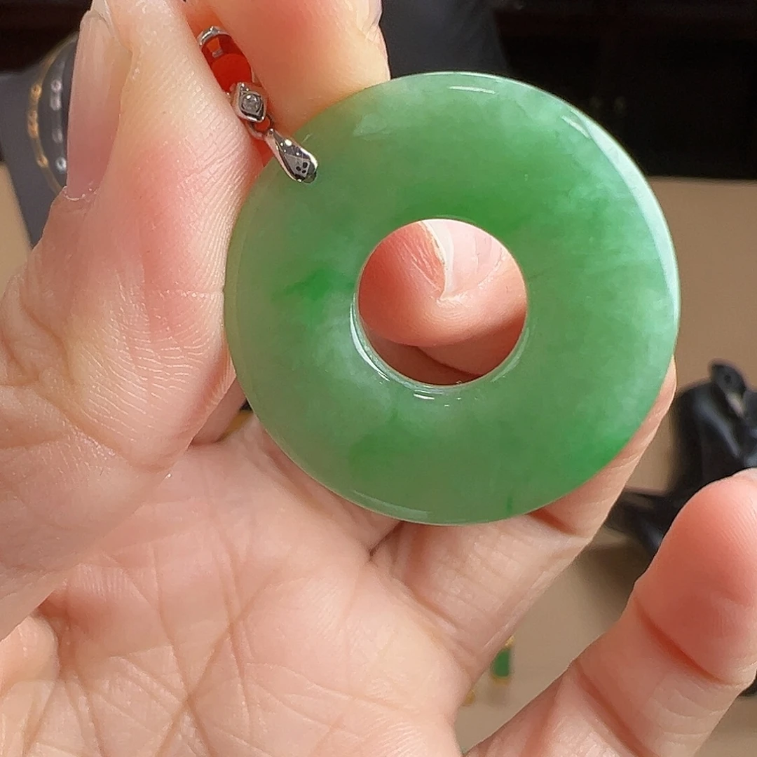 翡翠18K金镶嵌颈饰吊坠