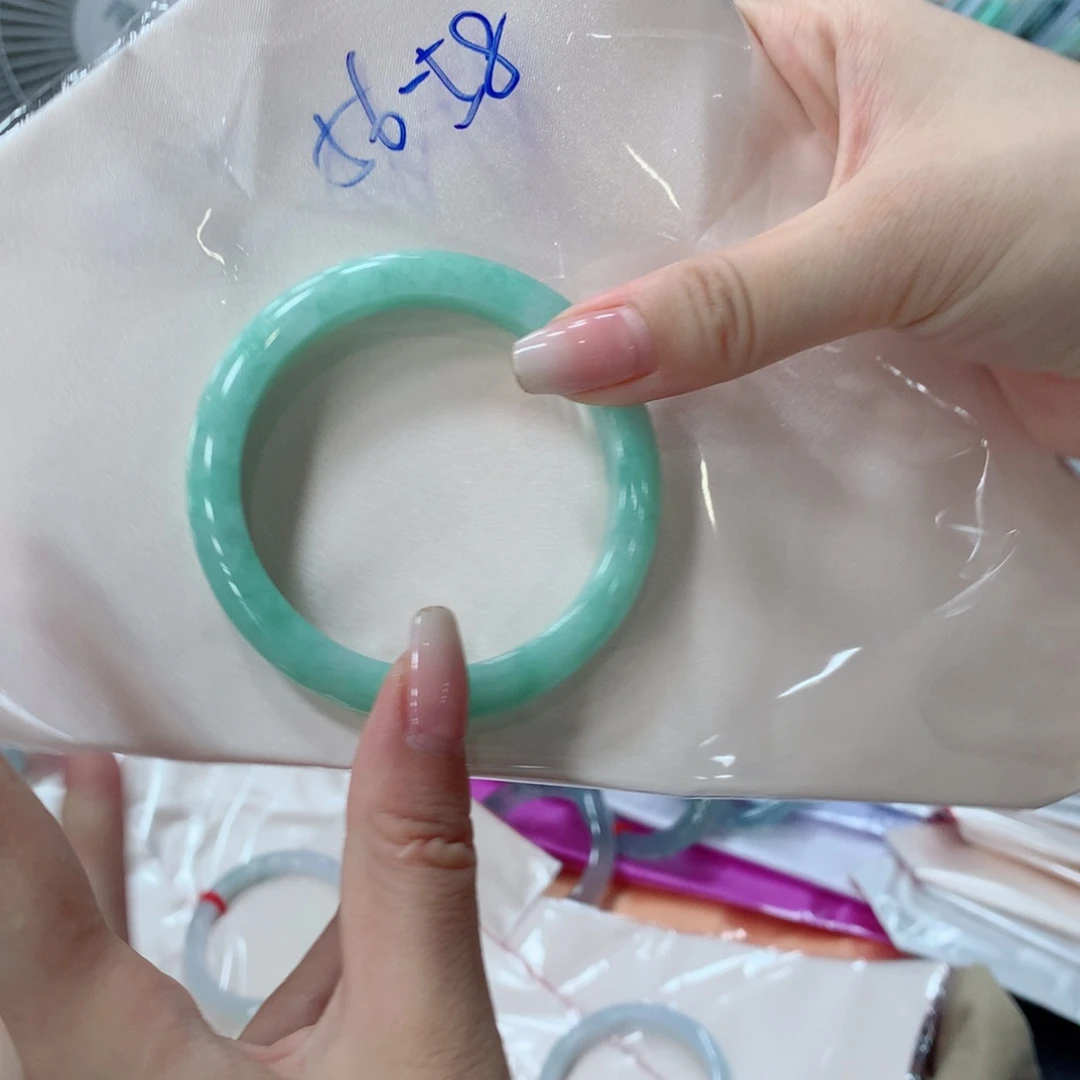 翡翠手镯未镶嵌?买断