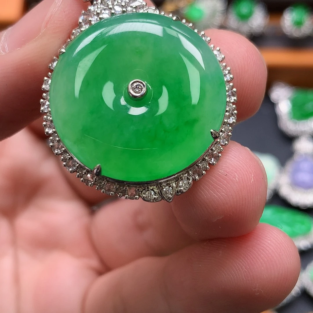 K***宝翡翠18K金镶嵌颈饰