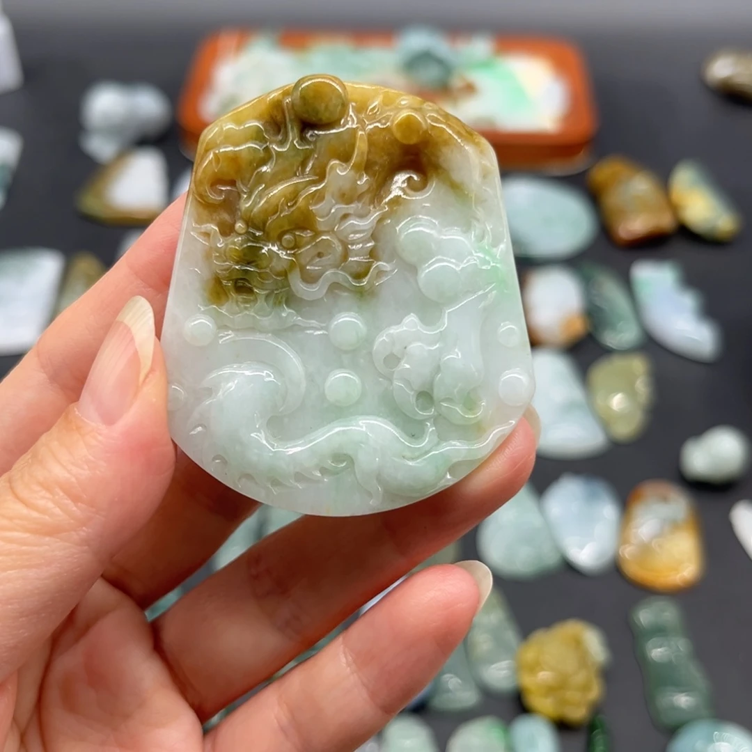 颈饰未镶嵌翡翠龙牌