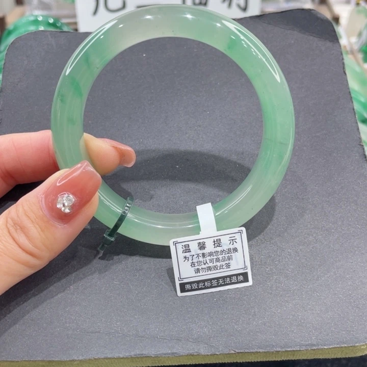 未镶嵌手镯石英质玉