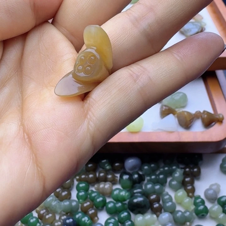 L***梨和田玉未镶嵌挂件