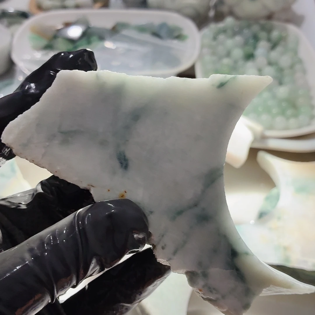 翡翠未镶嵌颈饰边角料