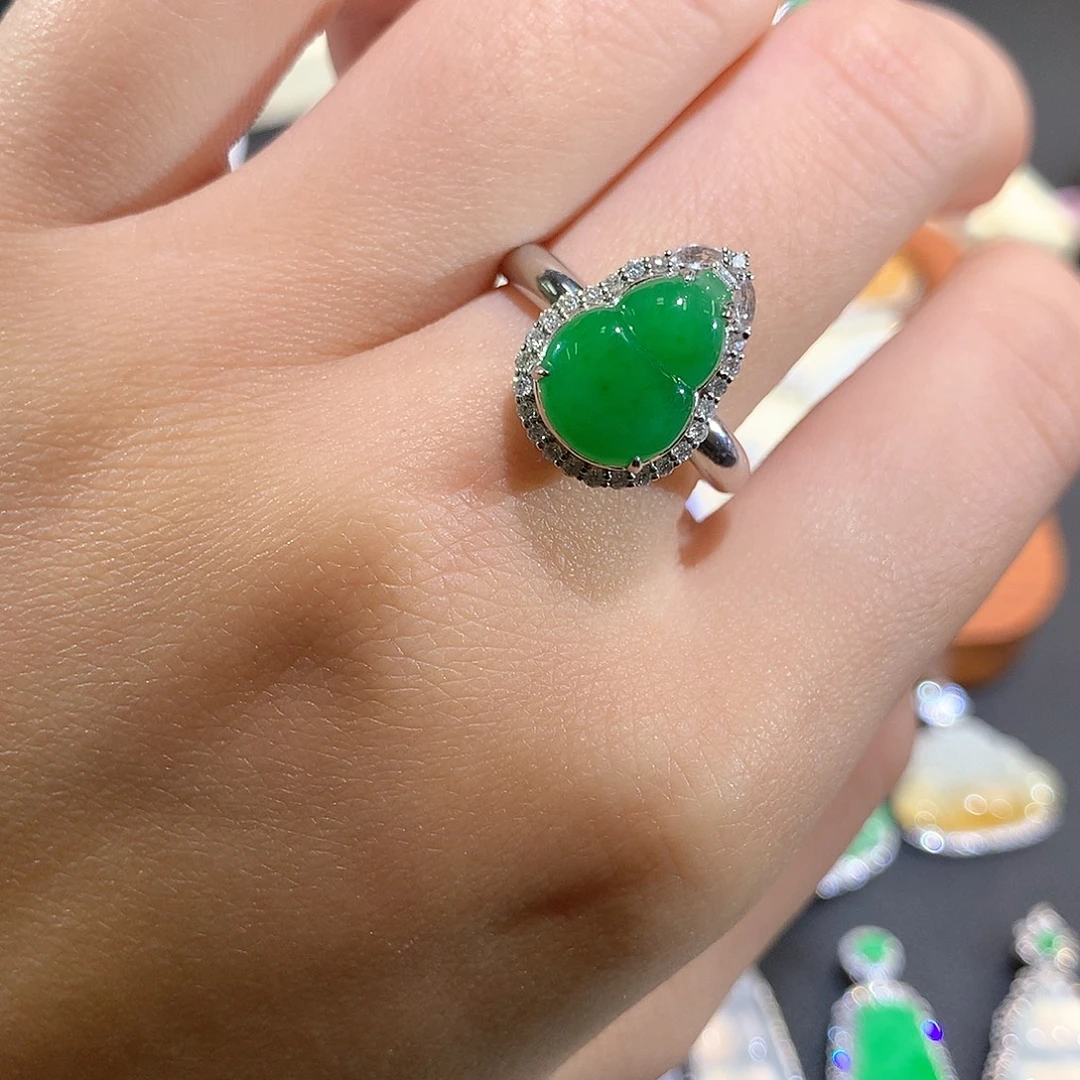 翡翠18K金镶嵌颈饰浓阳绿葫芦