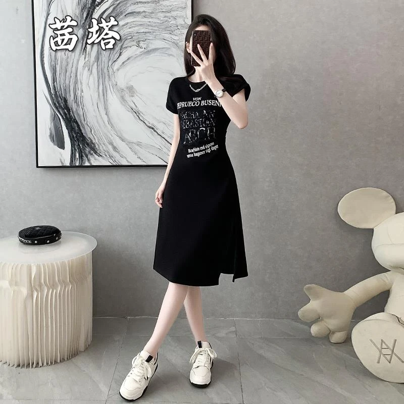 别致法式黑色休闲连衣裙女夏2025新款收腰显瘦减龄赫本风开叉裙子