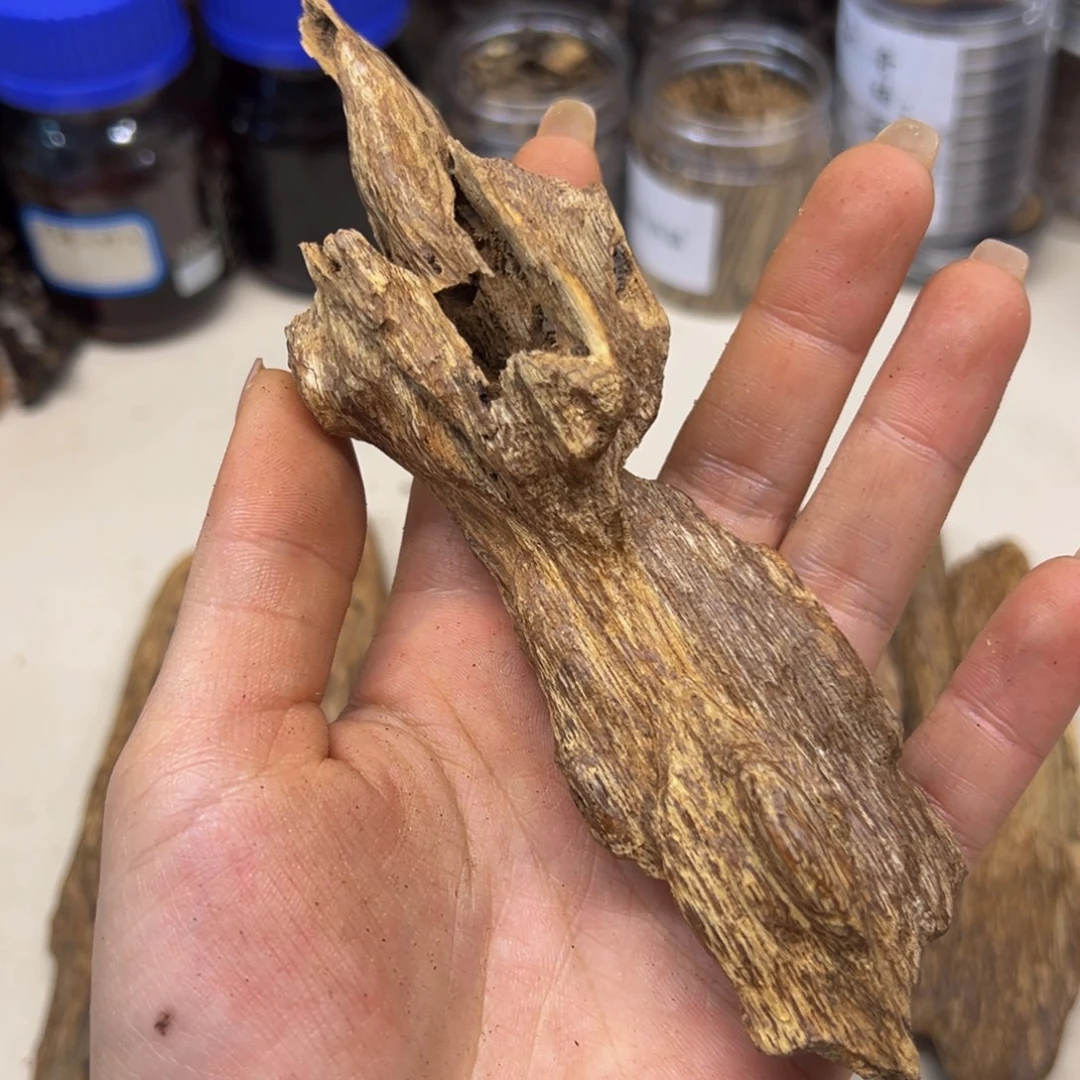 沉香碎屑沉香海南红土原材料9+克