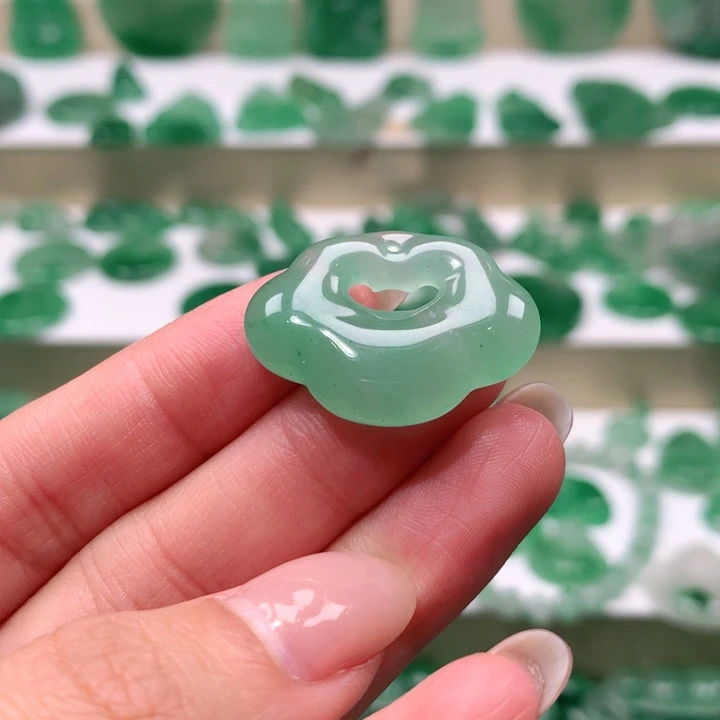 颈饰未镶嵌石英质玉