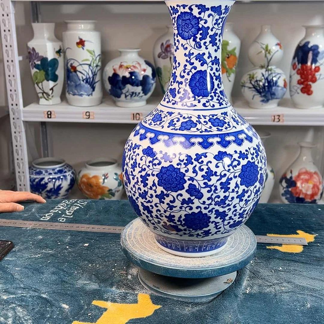 摆件景德镇陶瓷缠枝