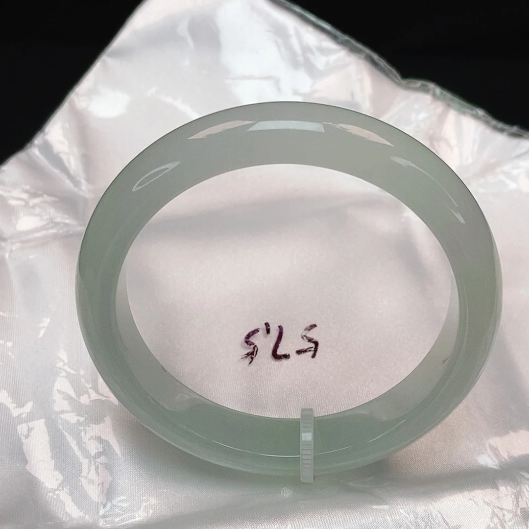 翡翠手镯未镶嵌正圈