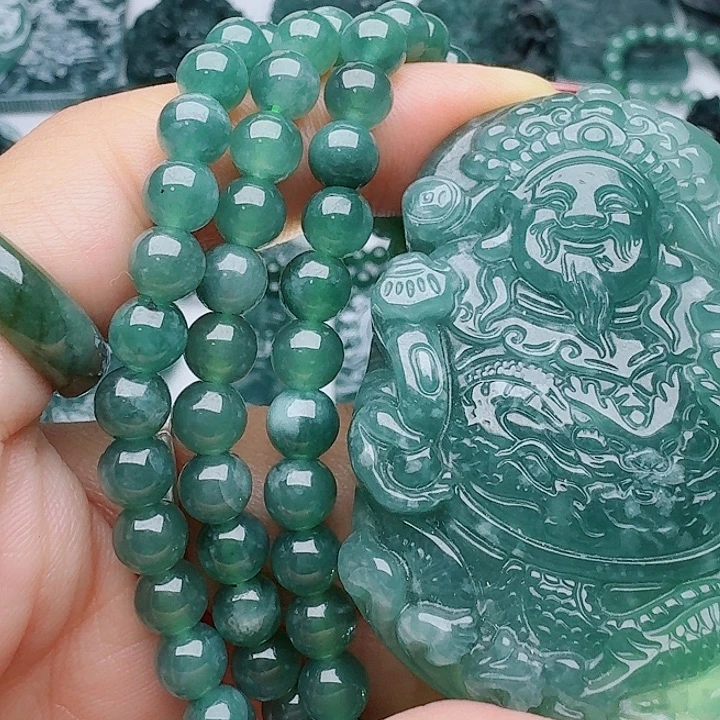 翡翠未镶嵌颈饰多样性发其一