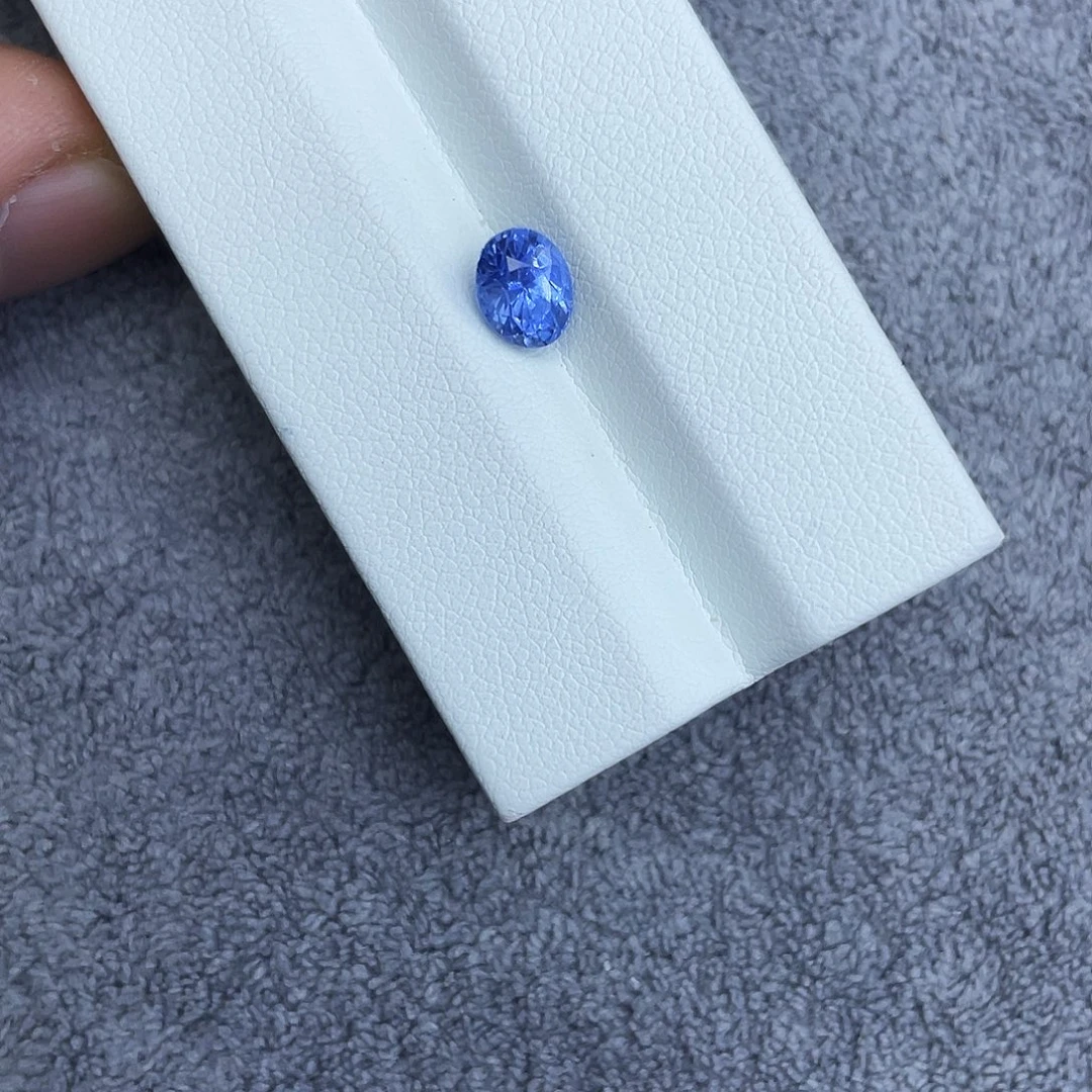 蓝宝石裸石1.35Ct。