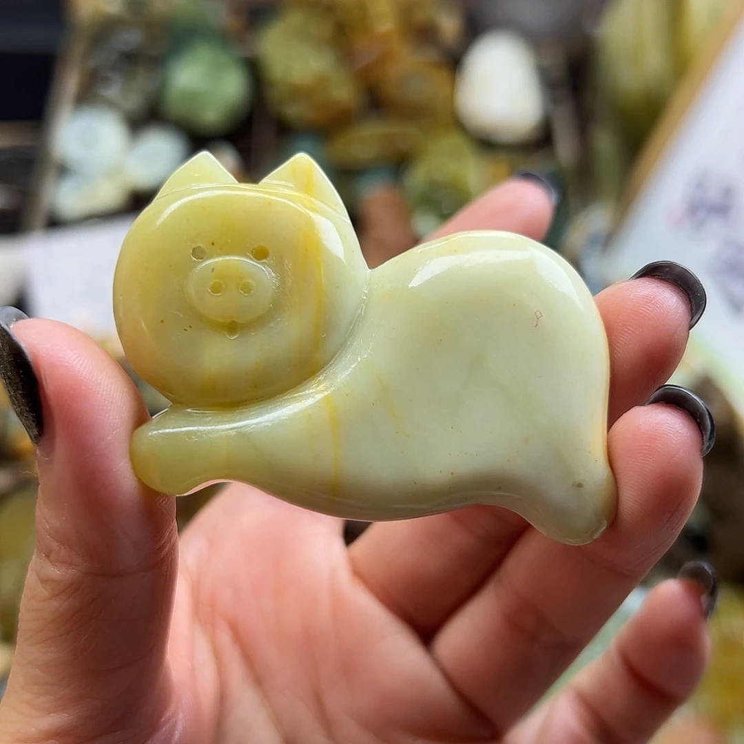 未镶嵌岫玉颈饰辽阳料猪 后面有草 草有点草纹