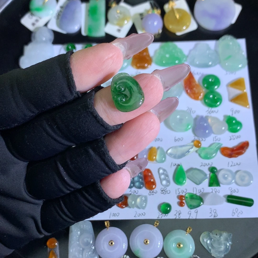 翡翠裸石未镶嵌绿如意