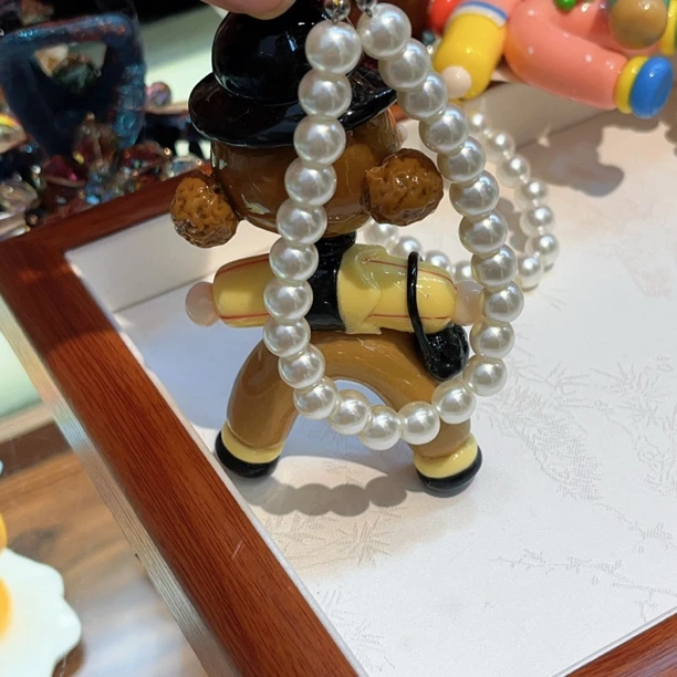 S408咖色裤子小妹挂件