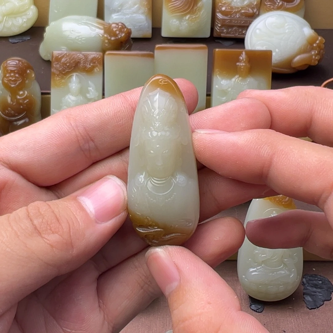 浮***.和田玉（糖玉）未镶嵌颈饰