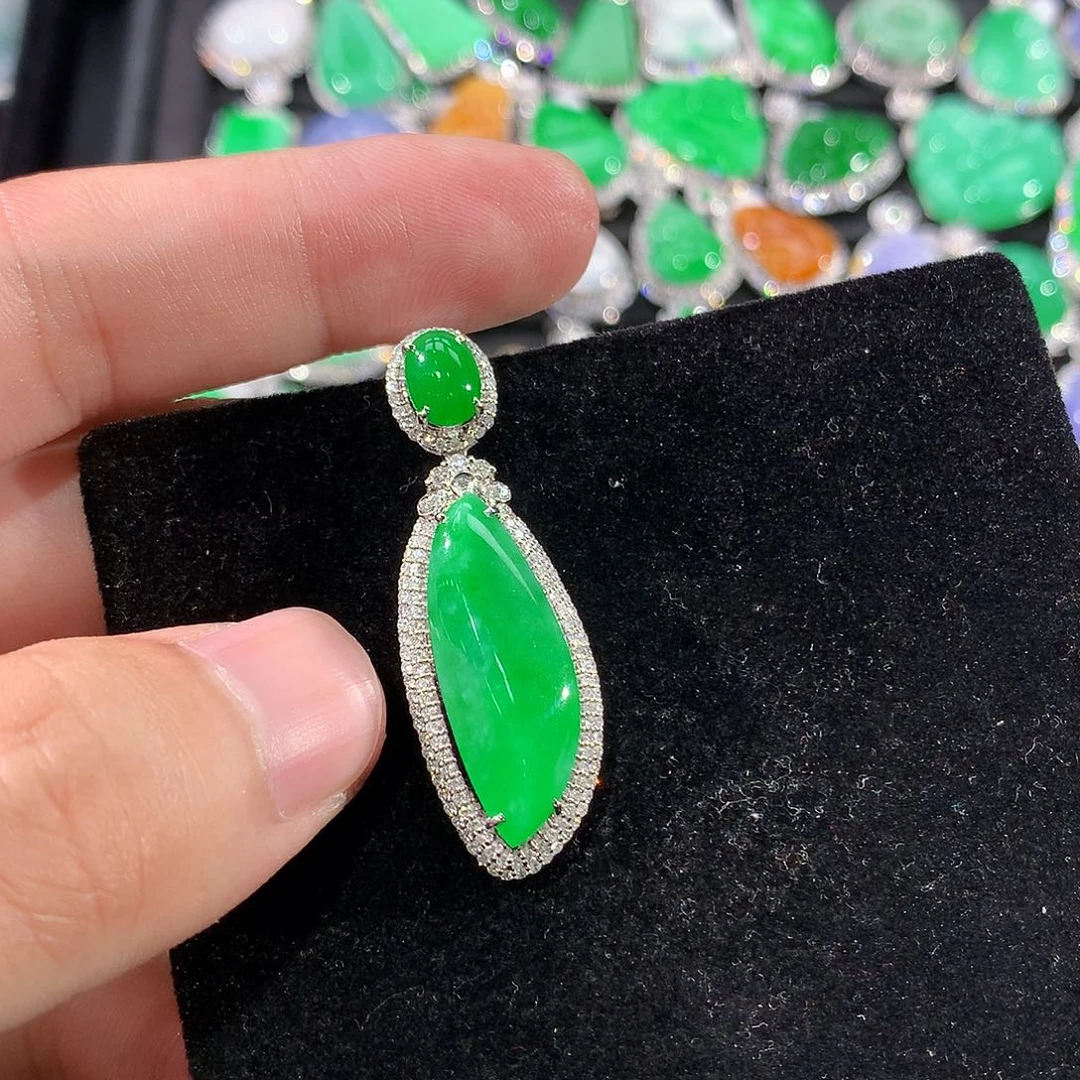 翡翠18K金镶嵌颈饰