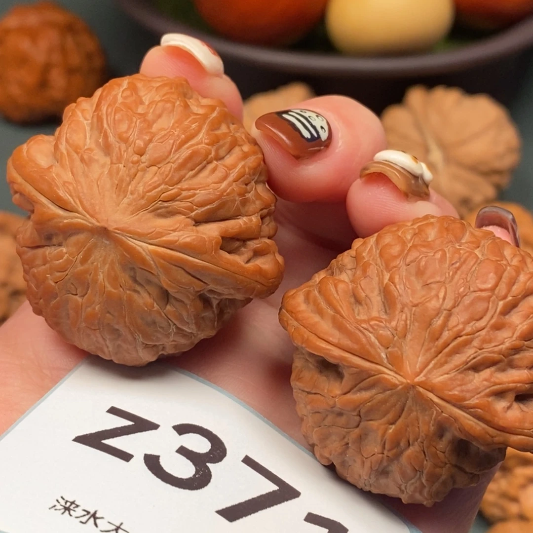 点***哥文玩核桃把件300       371