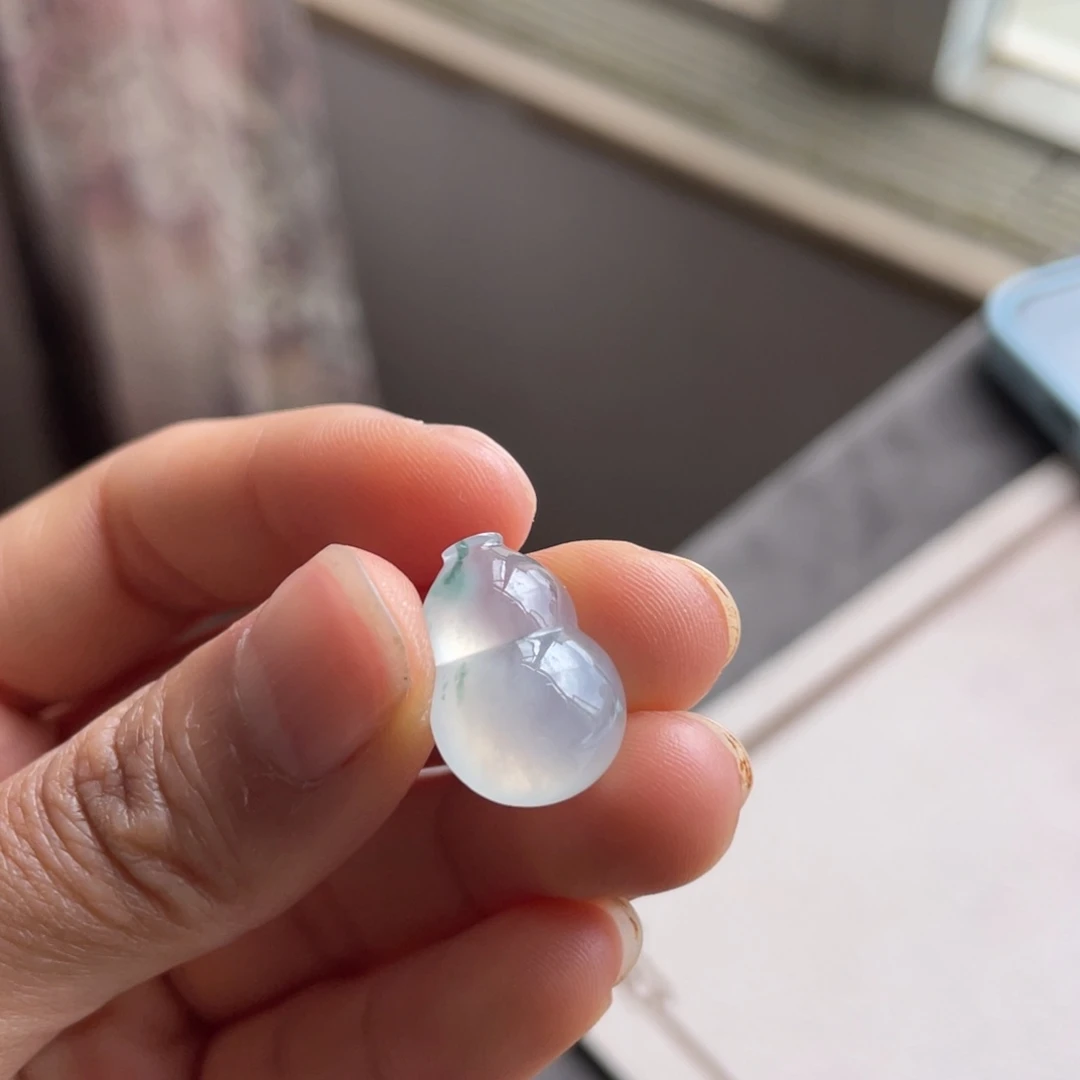 翡翠未镶嵌颈饰葫芦