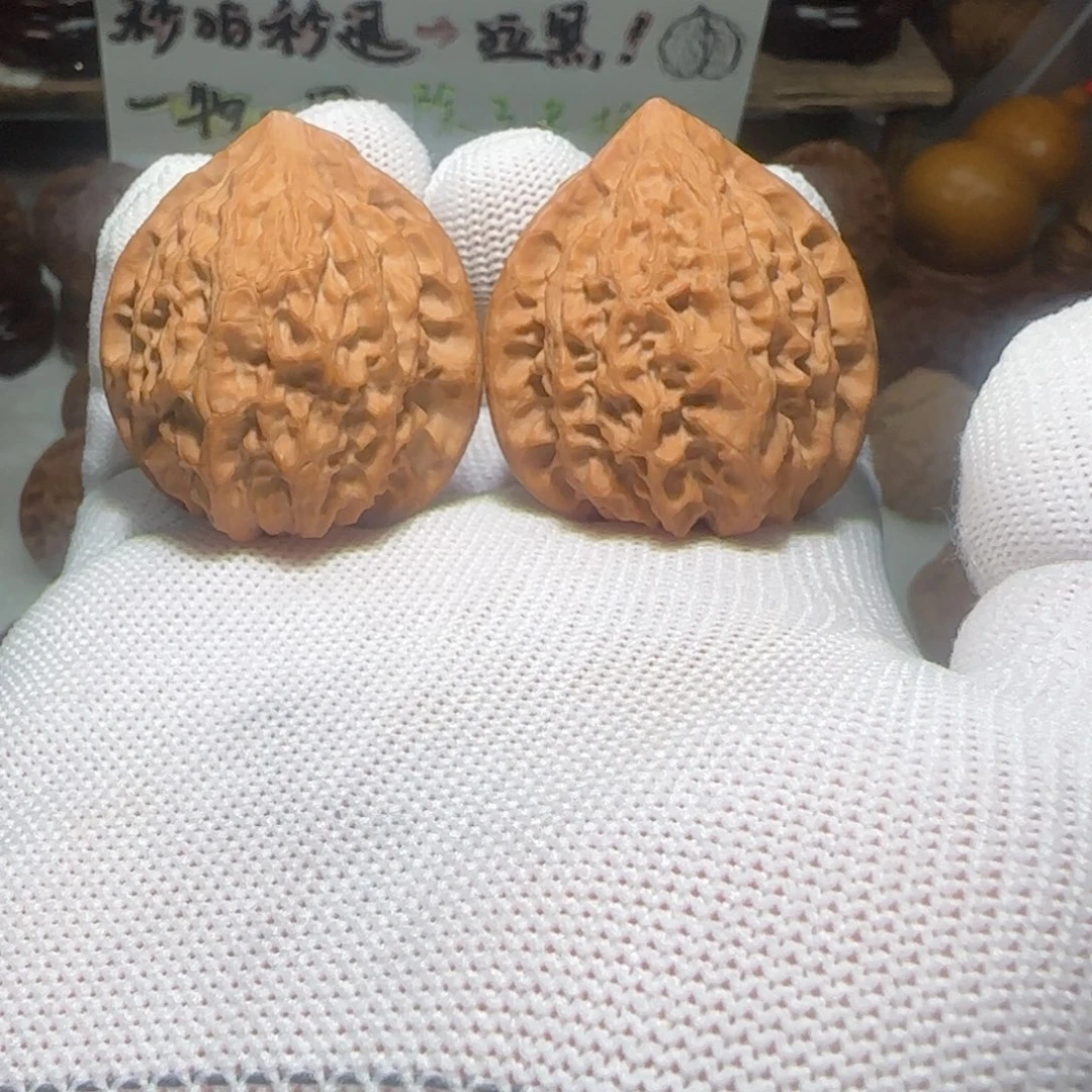 文玩核桃吊坠金牛