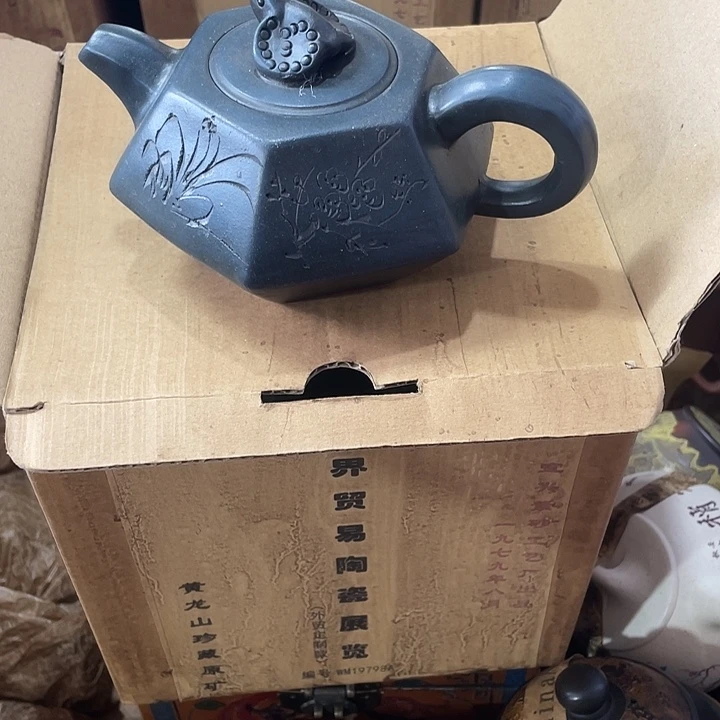 紫砂茶壶原矿泥料手工制作的一把紫砂壶。
