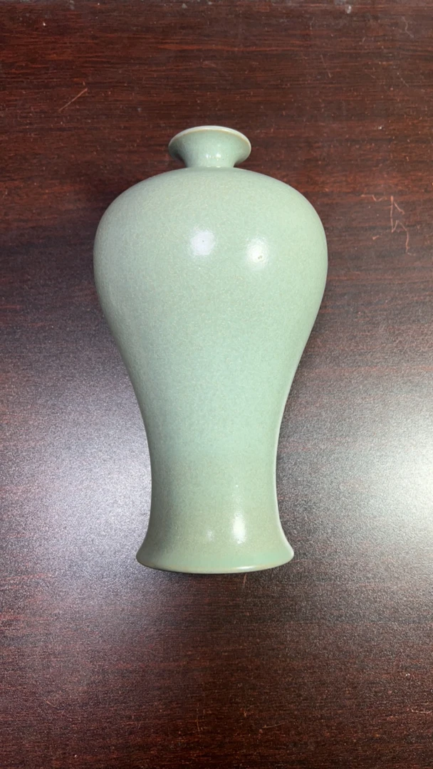 釉色美润，豆绿梅瓶。漂亮。