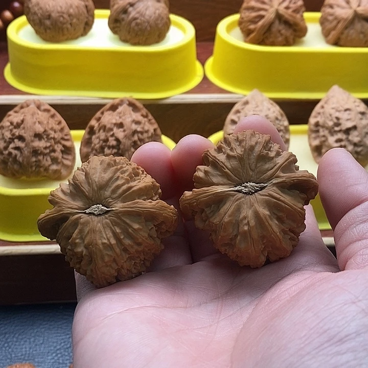 文玩核桃吊坠白狮子