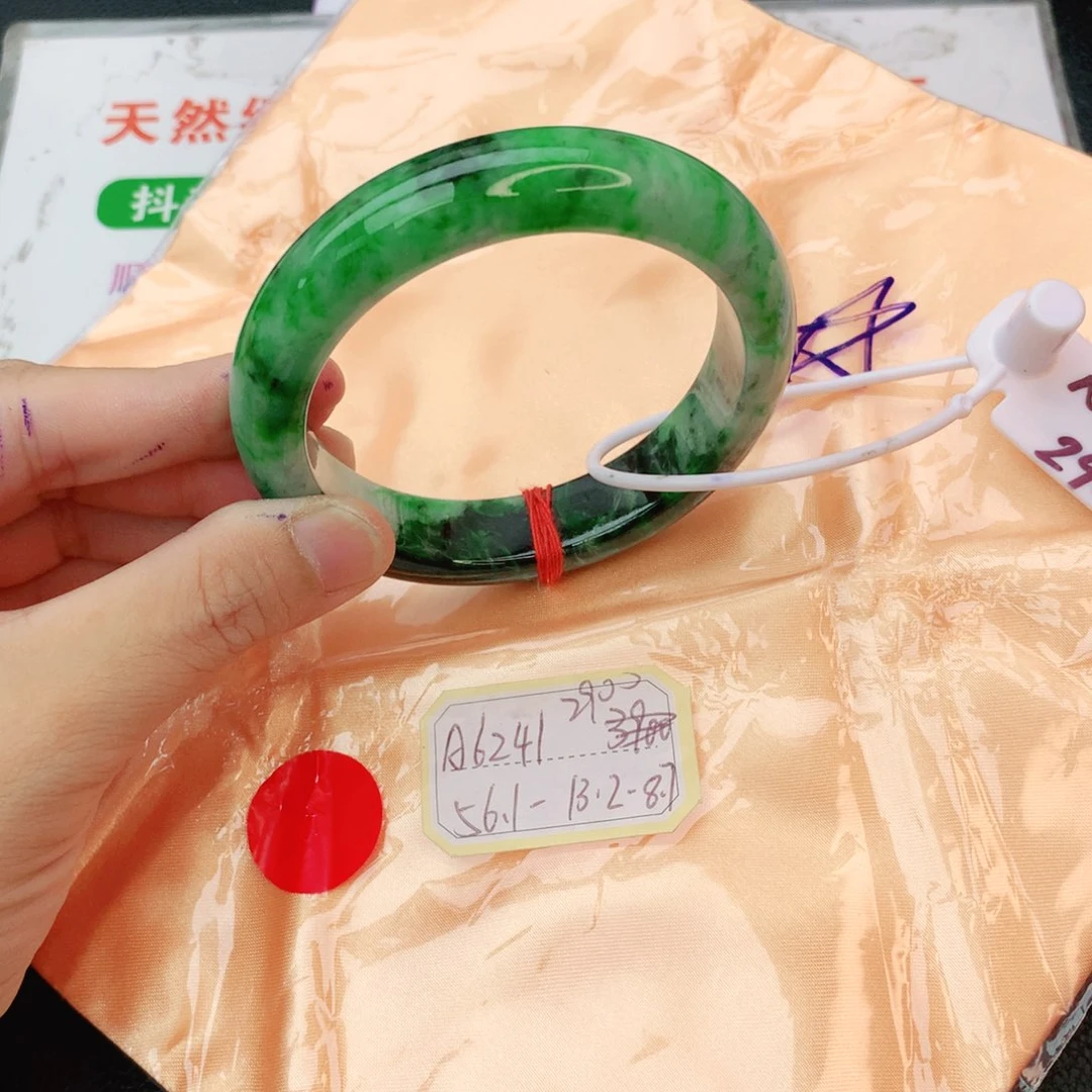 翡翠手镯未镶嵌翡翠