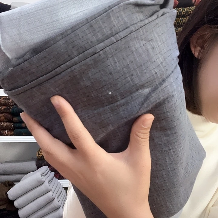 深灰浅灰两个布头