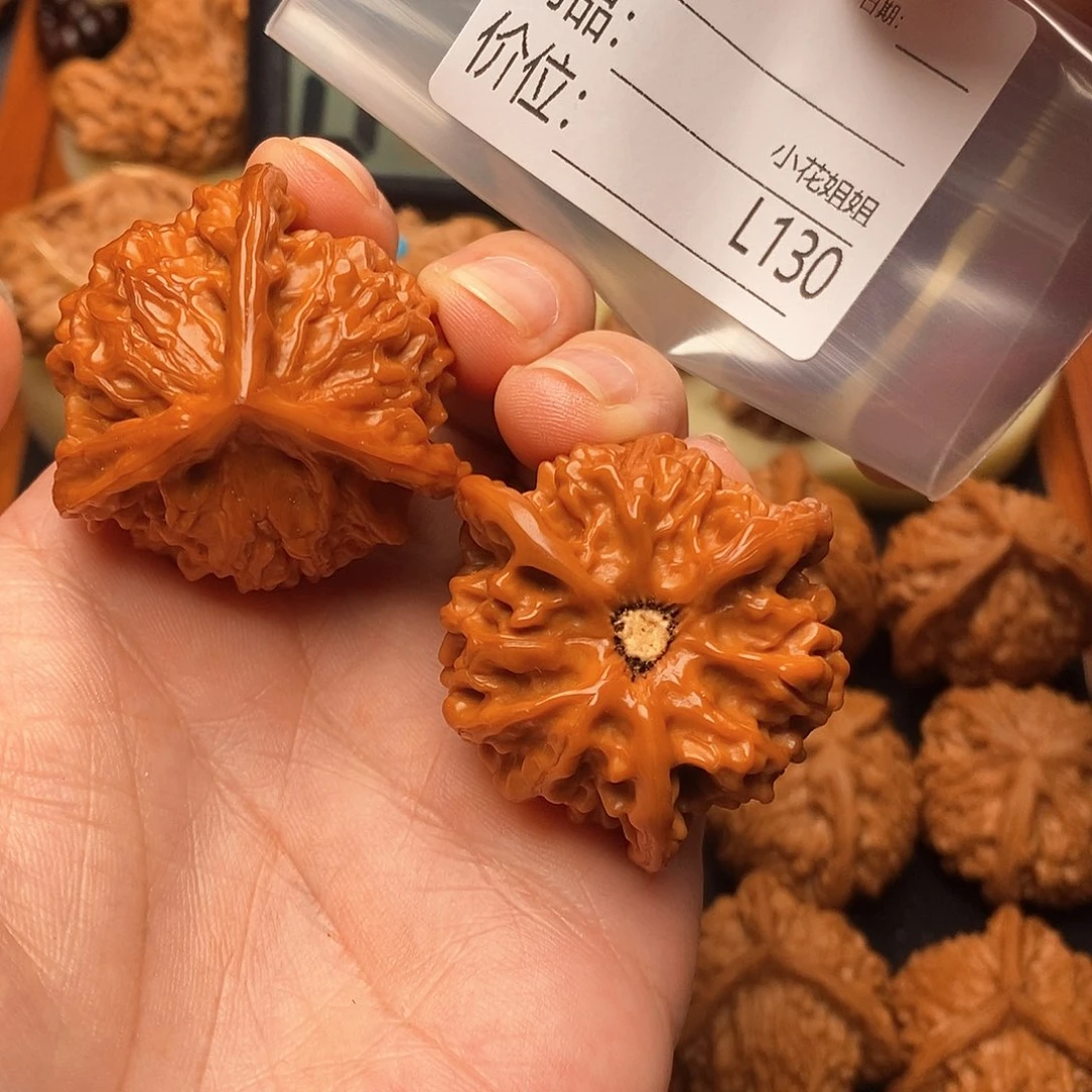木****桃核把件39精品红皮三棱