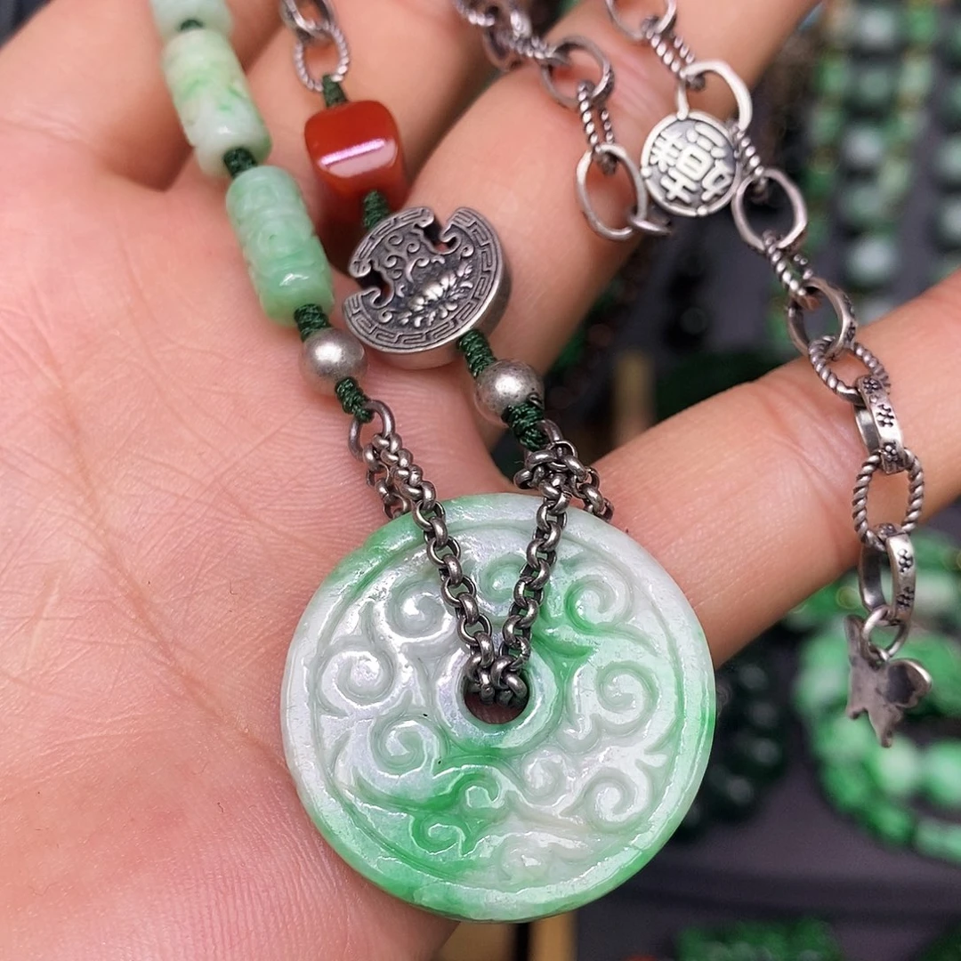 颈饰未镶嵌翡翠漂亮美眉和