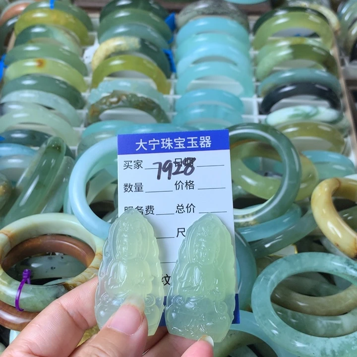 未镶嵌蛇纹石玉颈饰m**闪7928