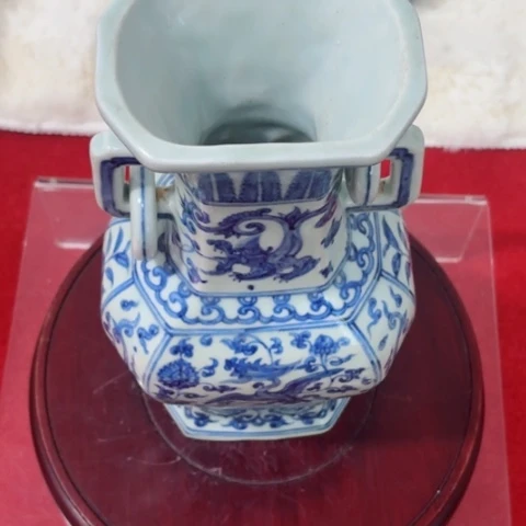 似****2一个青花缠枝花卉双耳瓶