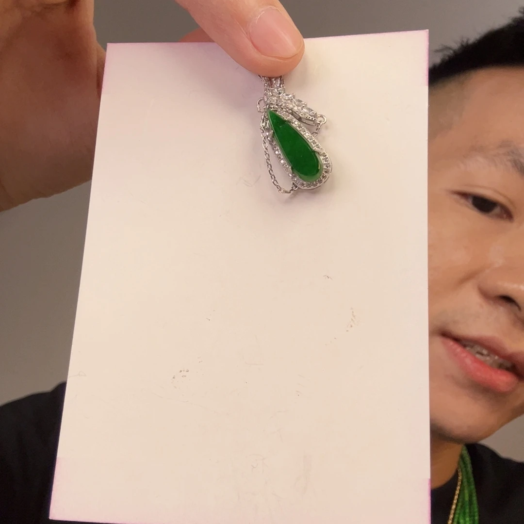 翡翠未镶嵌挂件一件