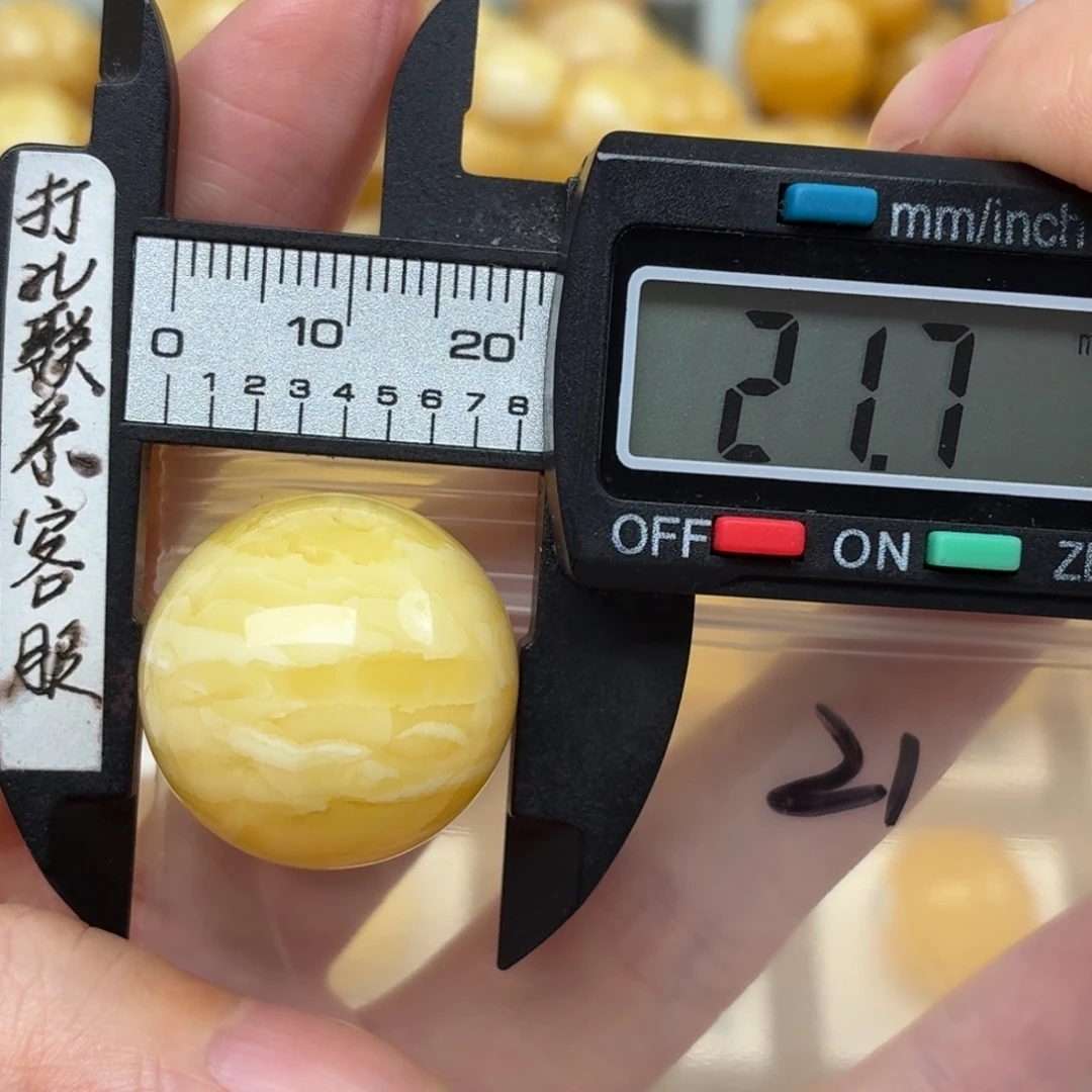 东***子蜜蜡未镶嵌裸石蜜蜡