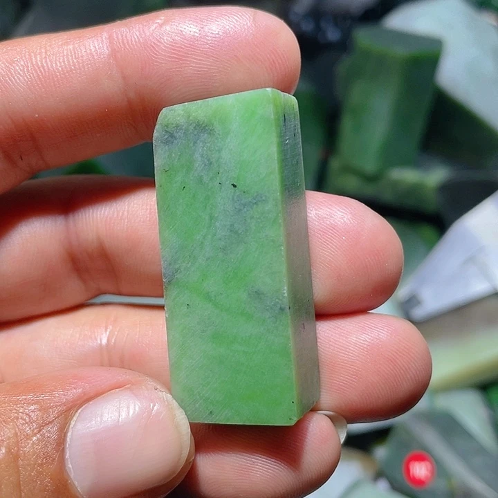 和田玉（碧玉）未镶嵌珠宝奇石