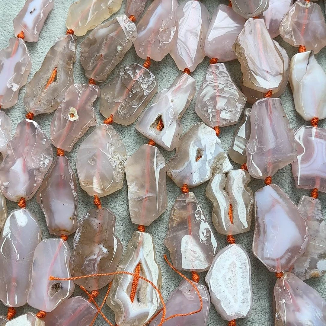玛瑙/玉髓未镶嵌珠宝半成品粉樱花原石带皮一条