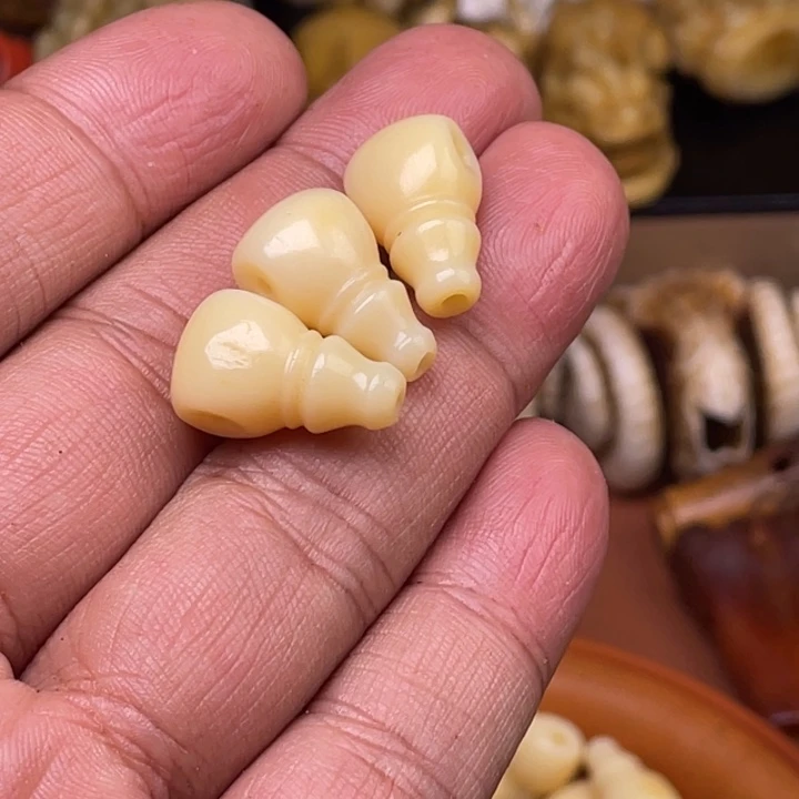 驼骨摆件人工忙着