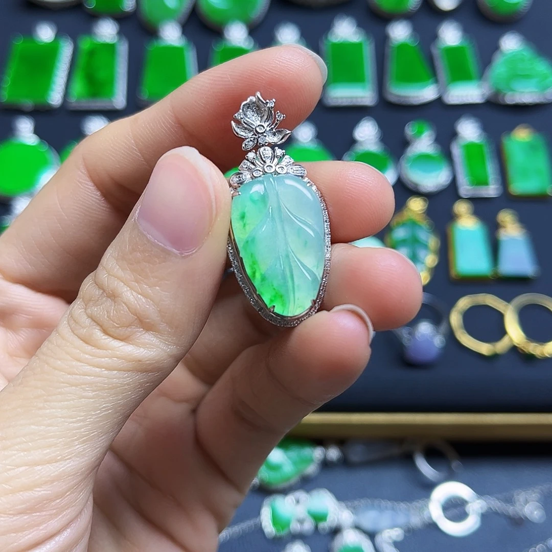 翡翠18K金镶嵌颈饰