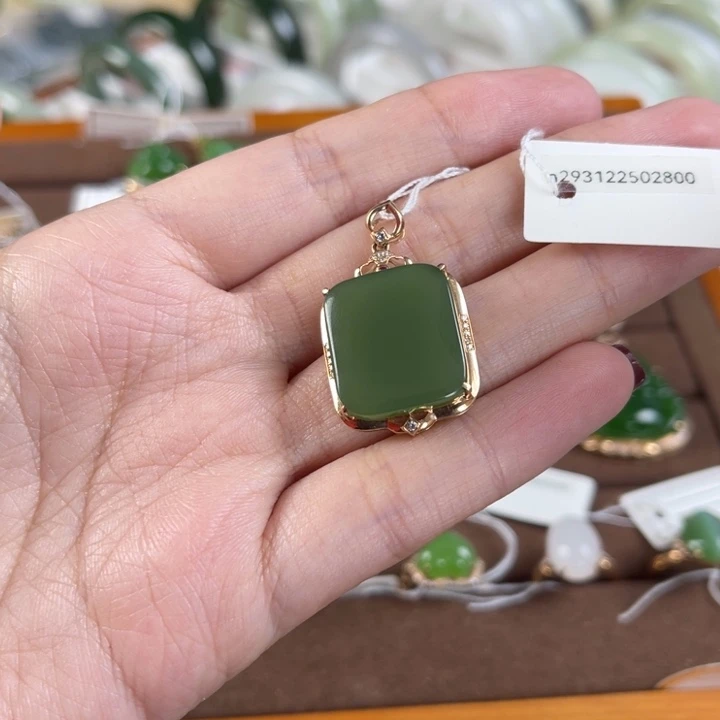 和田玉颈饰18K金镶嵌云**